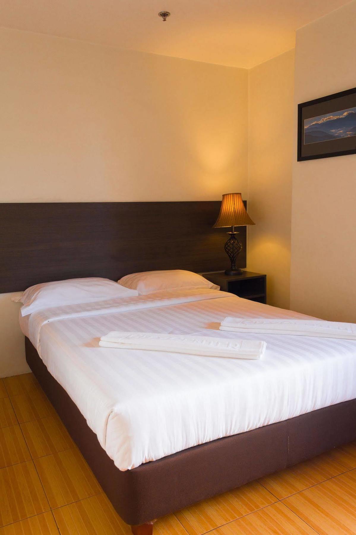 City Center Hotel Baguio City Bagian luar foto